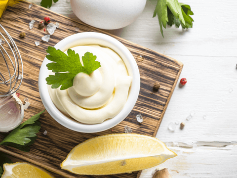 Pikante Knoblauch-Mayonnaise mit frischer Zitronen-Note